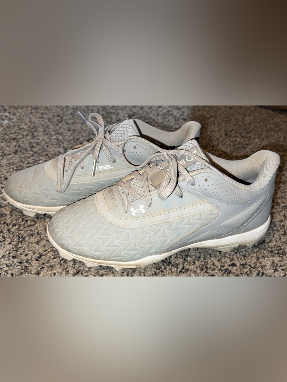 Under Armour Baseball Cleats, Size 6Y, Gray